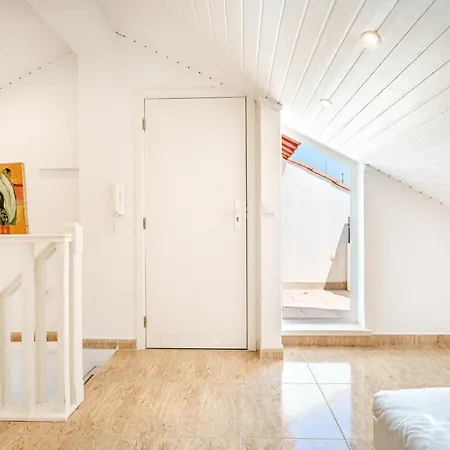 Apartman Charming Apartment-1 Minute To The