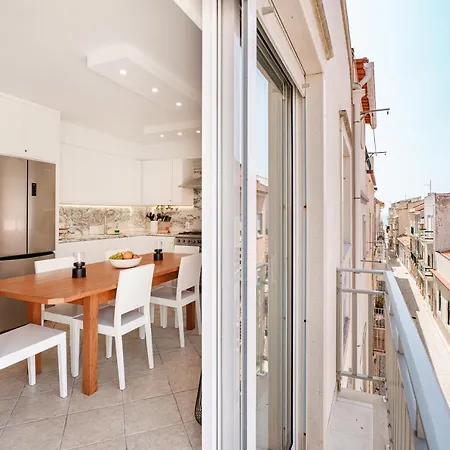 Charming Apartment-1 Minute To The Appartamento